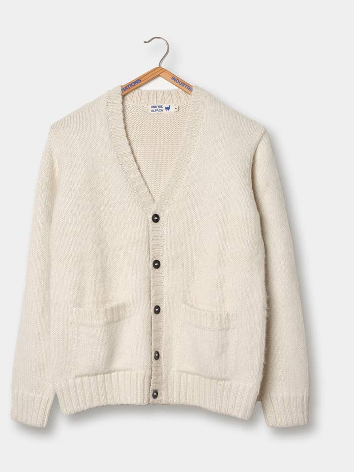 Cardigan in alpaca lavorato a mano per la vendita all'ingrosso da parte di Industry of All Nations