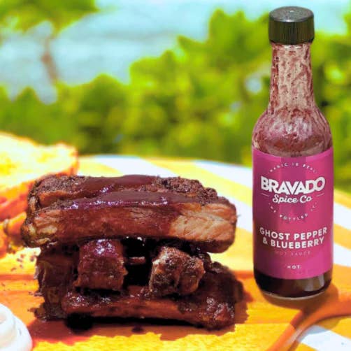 Bravado Spice Co. - Vendita all'ingrosso Salse piccanti - Confezione da 6 salse piccanti al peperoncino fantasma e mirtillo HOT ONES S31