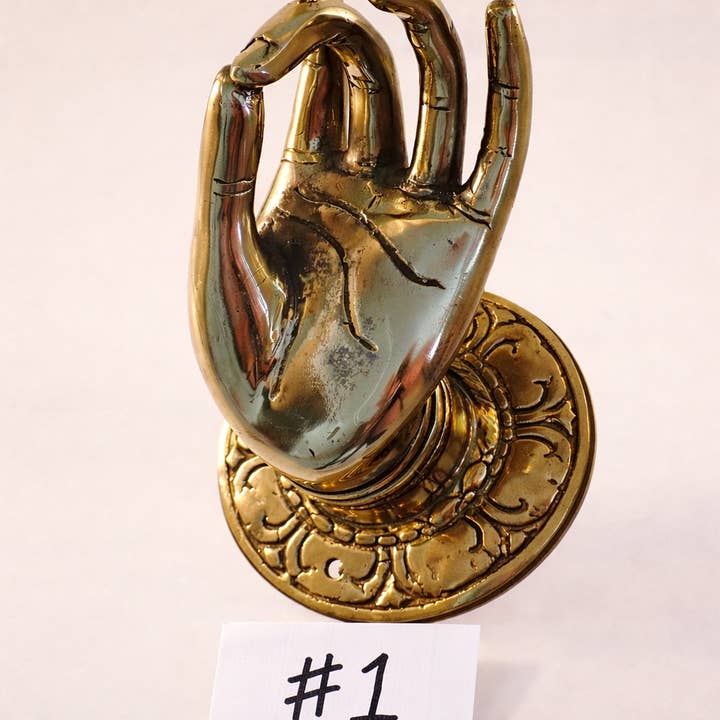 Messing Hånd Vægkrog (Størrelse #1) – Kraftig Frakke- & Taskekrog | Buddha Mudra Skulptur for engroshandel hos Ubud Glass
