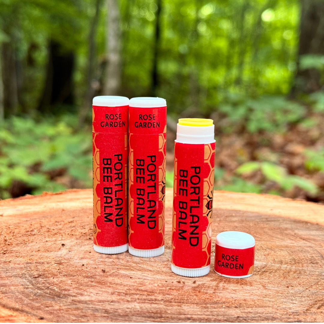 Portland Bee Balm – Bálsamo labial por atacado – Expositor de Bálsamo Labial de Cera de Abelha com Aroma de Jardim de Rosas – 24 Unidades3