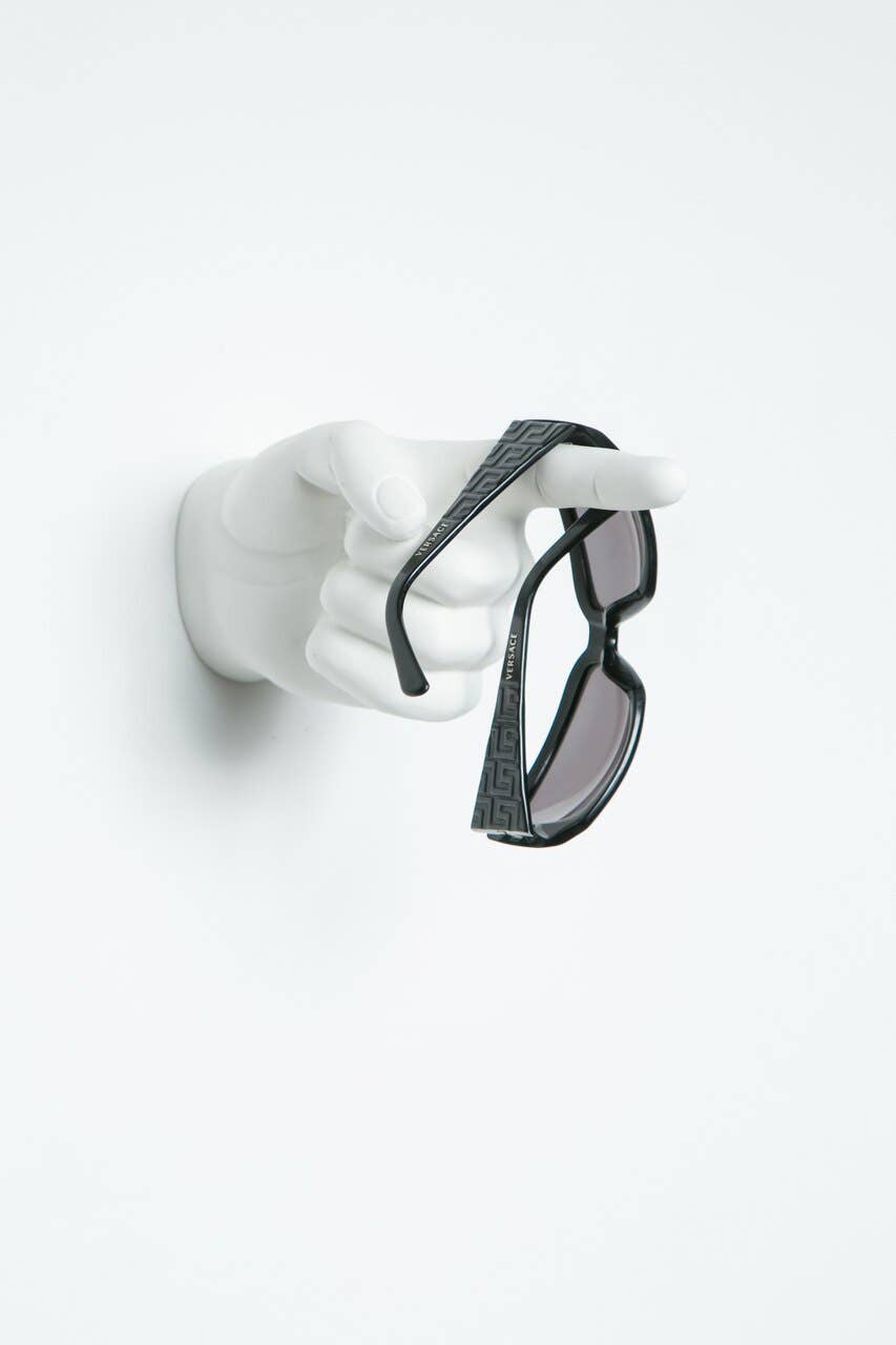 Interior Illusions Plus – Arte de parede dimensional/3D por atacado – Escultura de gancho de parede com um dedo - 8" de comprimento1