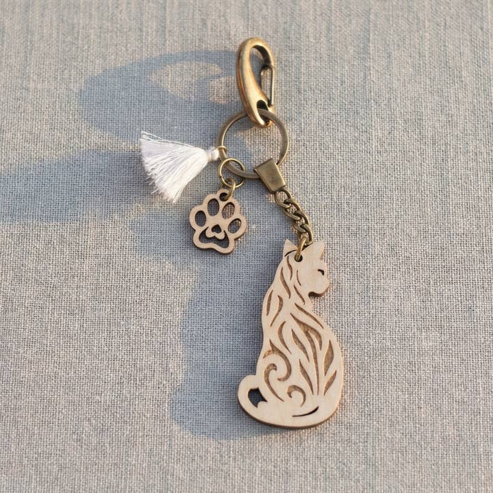 Bijou de sac en bois massif gravé – Chat – Thème nature pour la vente par LILLADREY