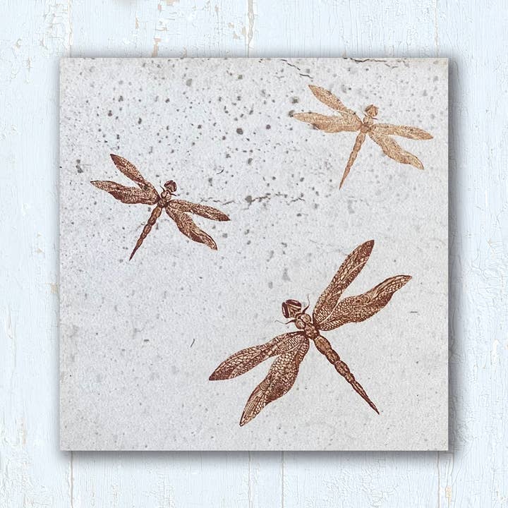 Konst Tile | Dragonfly 3 w/stativ | 4 ”x4" för wholesale av Art of the Tile