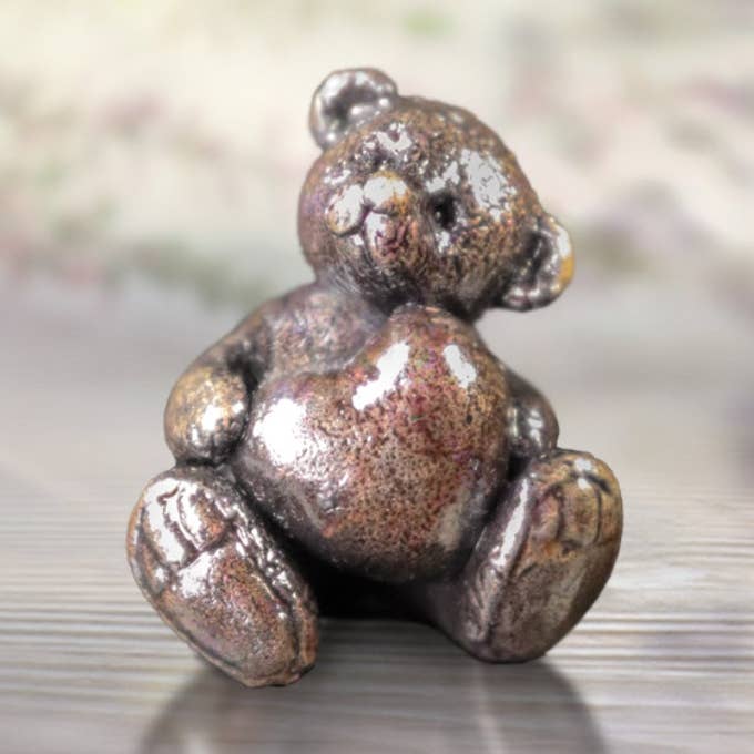 Richard Cooper Bronze – Großhandel Dekofigur – Butler & Peach Miniatur-Teddybär aus Bronze mit Liebesherz0