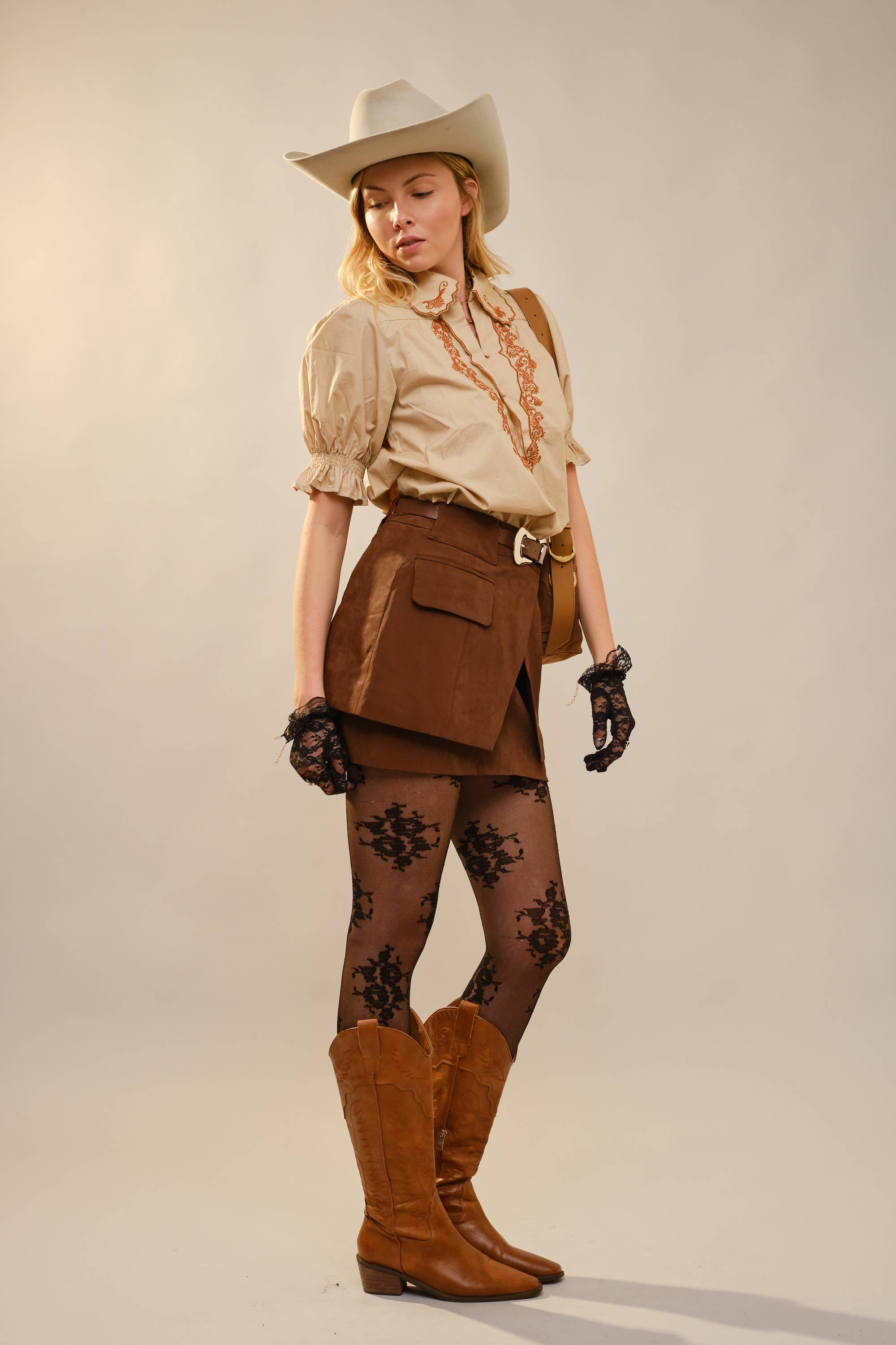 Blue B - Vendita all'ingrosso Camicetta - Donna - Top in cotone con colletto smerlato ricamato e maniche a sbuffo12