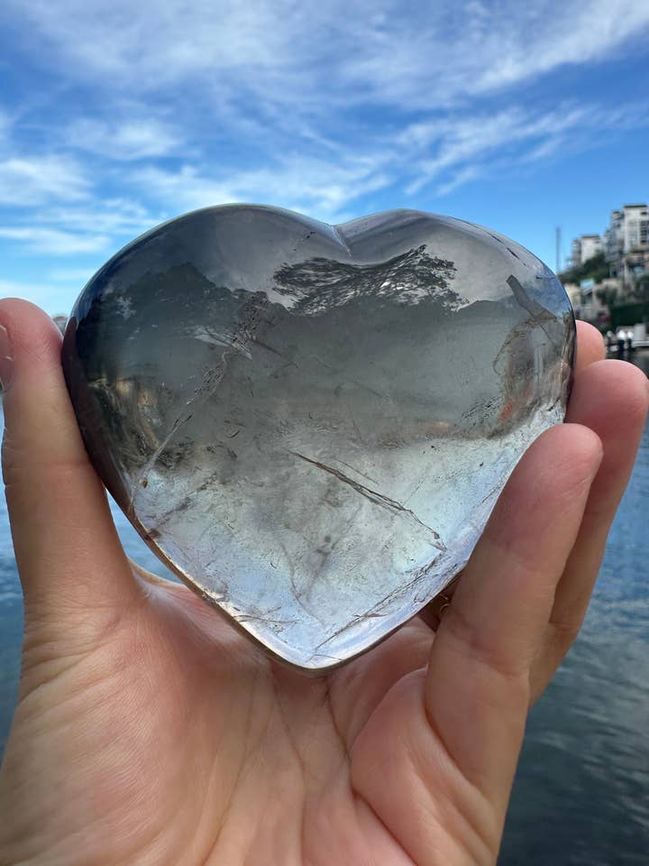 Grand Cœur en Quartz Fumé Naturel – Cristal de Guérison pour la Protection et l'Équilibre, Cadeau de Noël en Cristal pour la vente par Moon Rituals