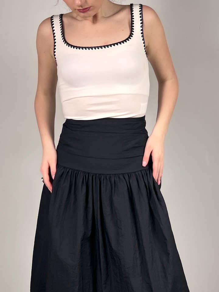 top a spalline bianco con bordini per la vendita all'ingrosso da parte di MAXMILA PARIS