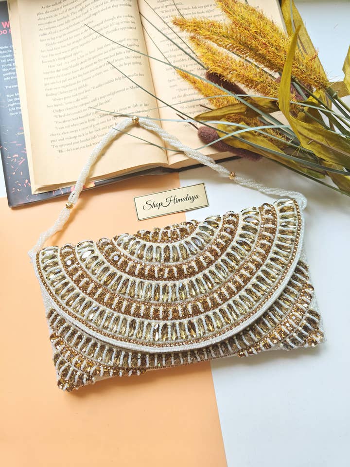 Handgefertigte Clutch-Tasche aus Weißgold mit Strasskristallen und Perlen. für den Großhandel von ShopHimalaya