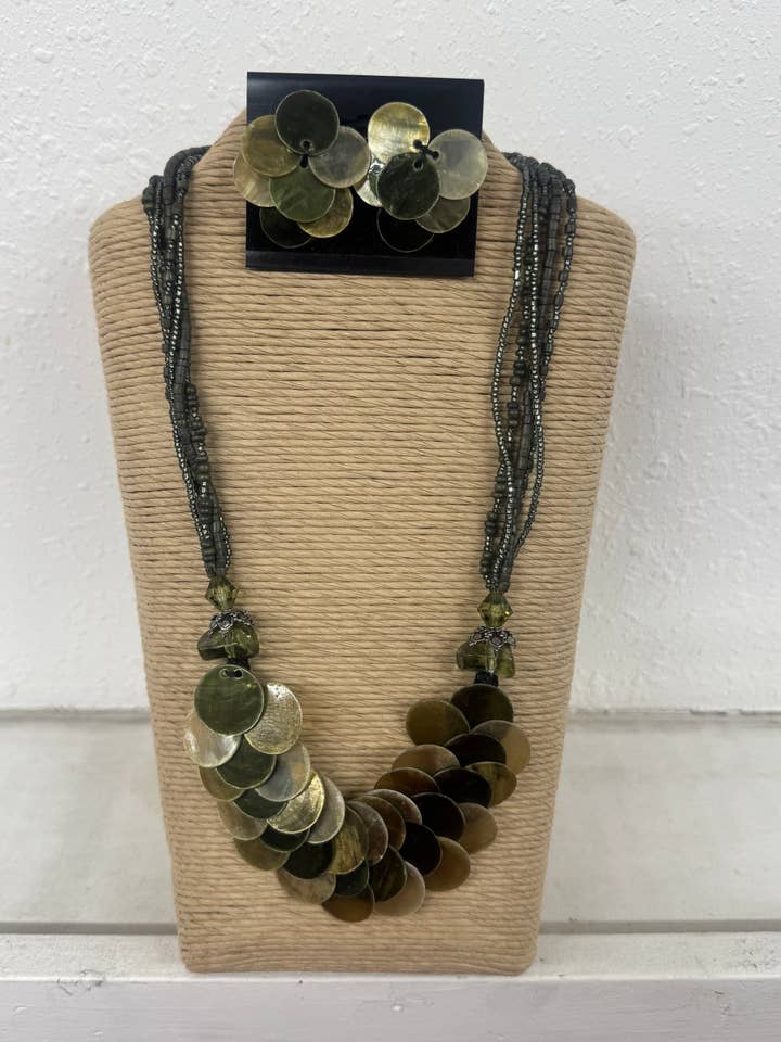 24" 5 RÆKKER GRØNT FLERFARVET RUNDT CAPIZ HALSKÆDESÆT for engroshandel hos International Duru's