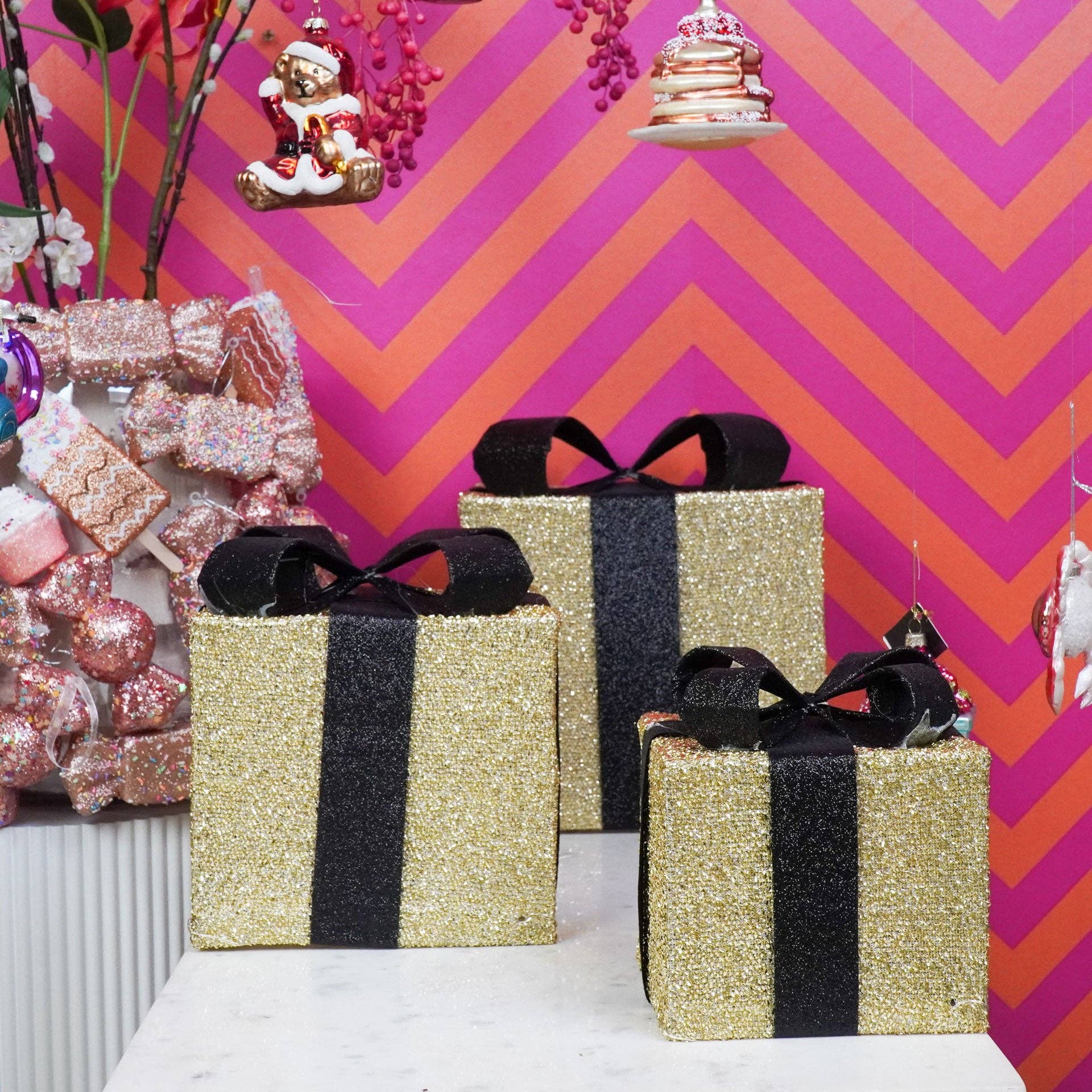 Housevitamin bv - Wholesale Christmas Decoration - Led Xmas Gift - S3 - Polysterene - Gold/Black -15/20/25cm2