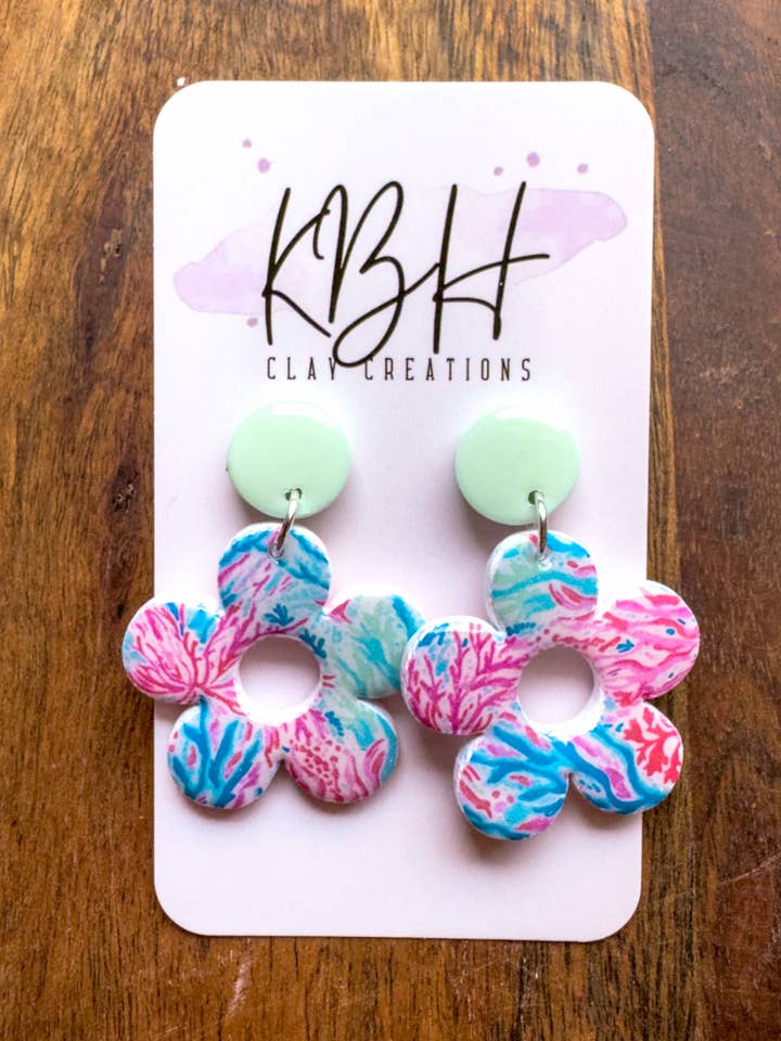 Preppy korallblomma dinglande handgjorda lerörhängen för wholesale av KBH CREATIONS