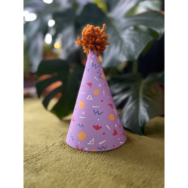 Chapeaux de fête d'anniversaire : rétro violet inspiré des années 1980 + formes pour la vente par Hudson Illustration Co - About Town Co