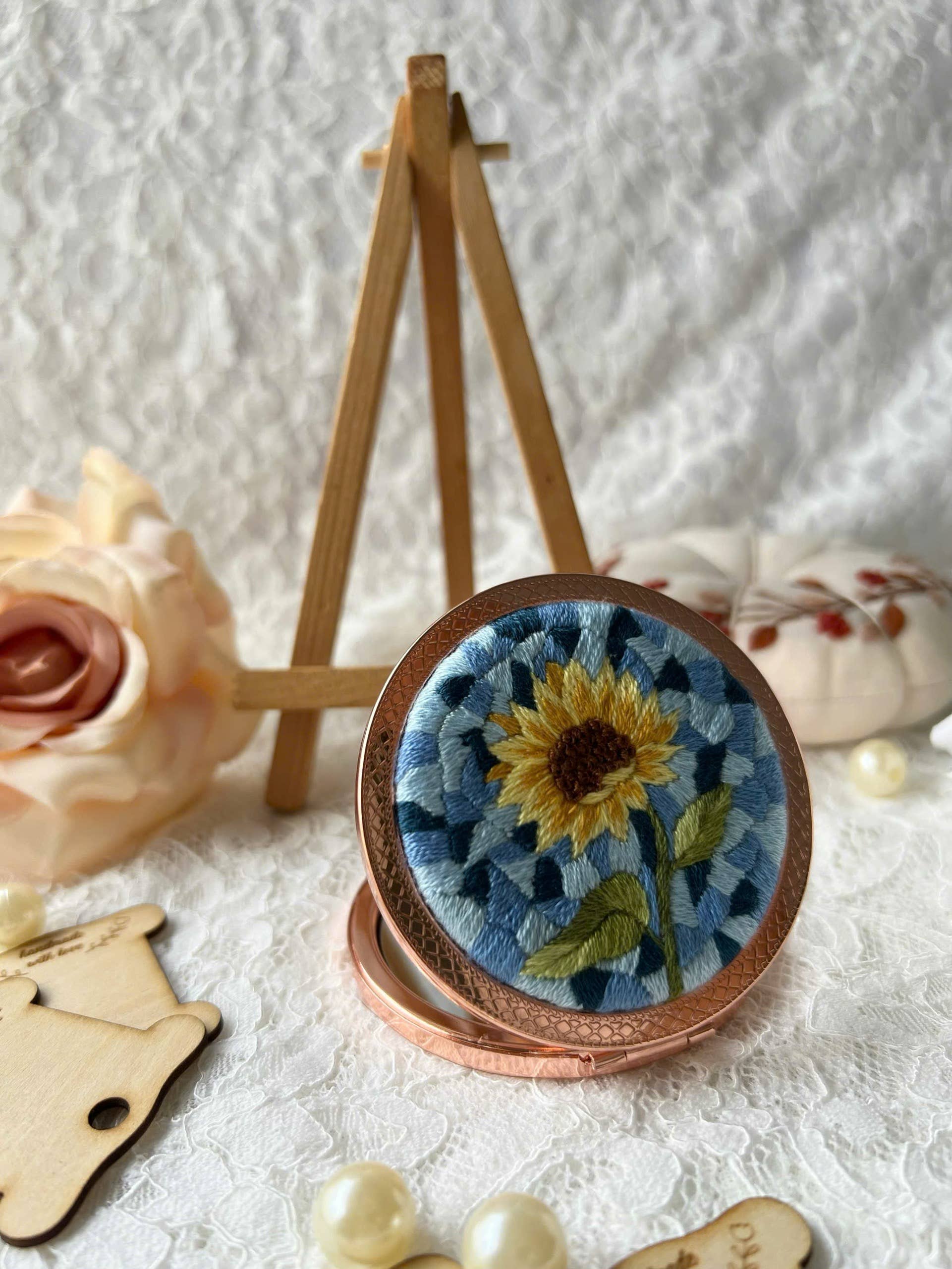 Maple Dream Store – Engroshandel Kompaktspejl – Lomme-spejl med vintage blomstermotiv, håndbroderet25