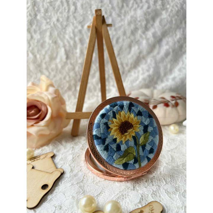 Maple Dream Store – Engroshandel Kompaktspejl – Lomme-spejl med vintage blomstermotiv, håndbroderet25