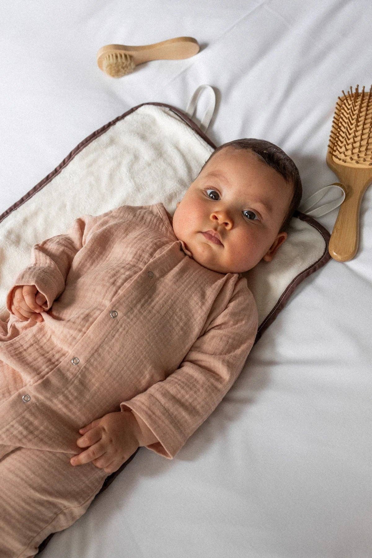 Nude Peche Baby jumpsuit 100% organic cotton gauze Nude-Peach for wholesale on Faire