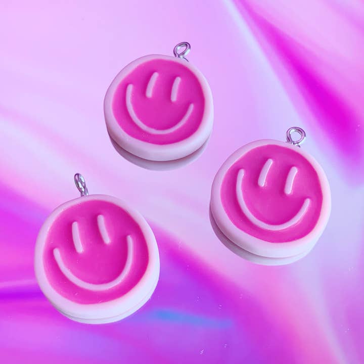 Lyserød Smiley charm for engroshandel hos Atelier Jean