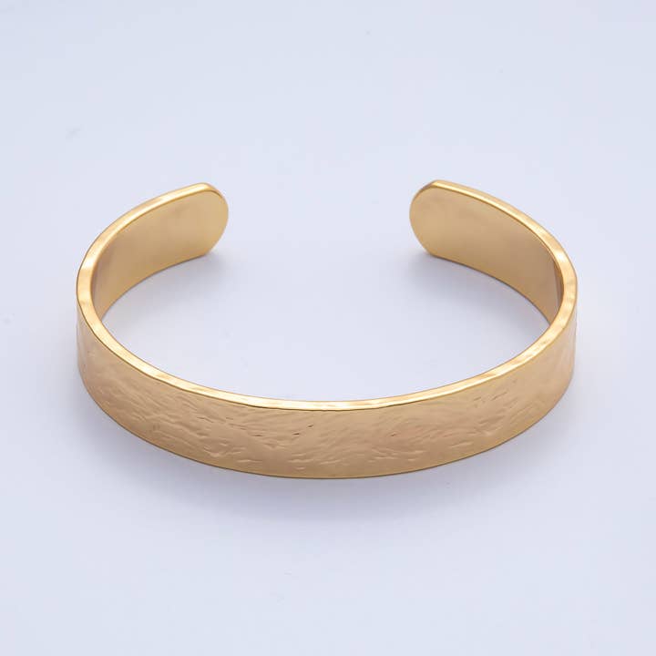 Brazalete de Puño Martillado de 10.7mm de Ancho Relleno de Oro de 18K | WA-3968 para venta al por mayor de Aim Eternal