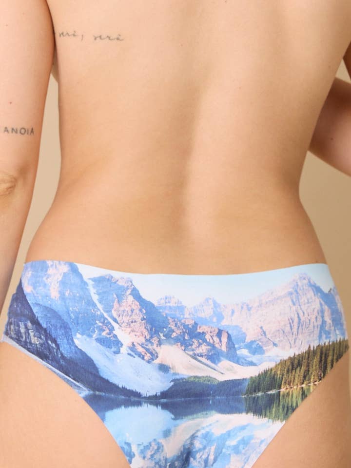 Mutandine con stampa paesaggistica specchiata Freecut Lake per la vendita all'ingrosso da parte di Esquisse Lingerie