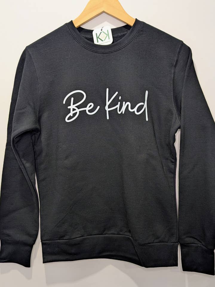 Vær Venlig Sweatshirt – Sort, Canadisk Fremstillet, Økologisk Bomuld for engroshandel hos K Squared Apparel