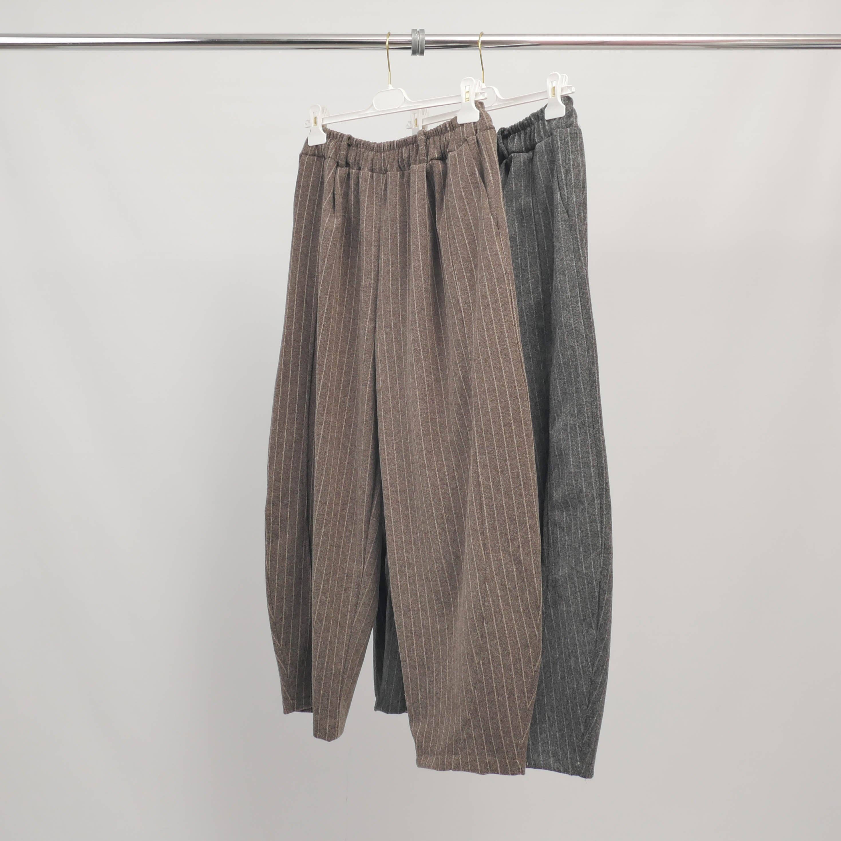 Cecile Wang - Vendita all'ingrosso Pantalone - Donna - Pantaloni ampi a pieghe in tessuto a righe – KD9339-22