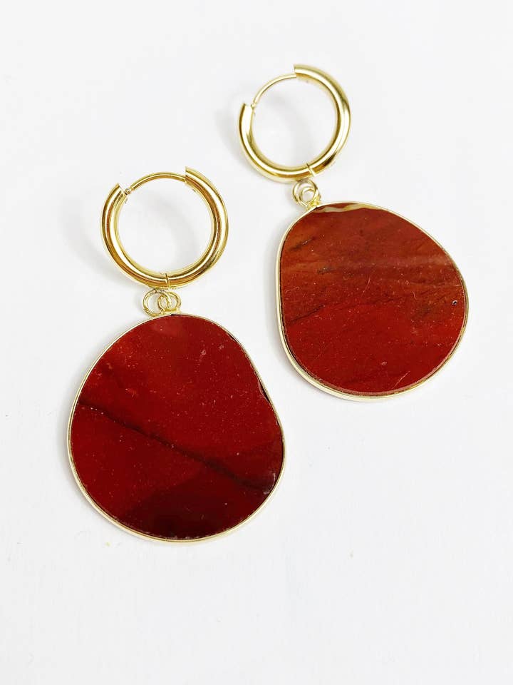Moukaite-skiva Guld Huggie Hoop i Mörkröd för wholesale av Black Lamb Design
