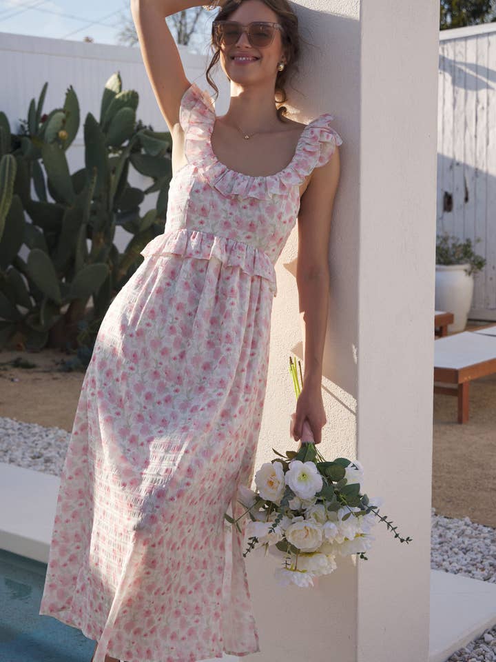 Romantisk blommig midiklänning med slits, volanger och knytband i ryggen för wholesale av in february
