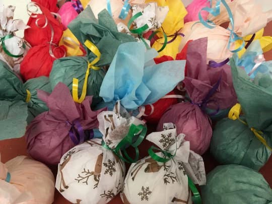 Relaxcation - Vendita all'ingrosso Bombe/polveri da bagno - Confezione all'ingrosso da 100 bombe da bagno biologiche da 90 g con argilla caolino, sale Epsom, olio di nocciolo di albicocca e olio di cocco - regalo e bomboniera per donne e cura personale5