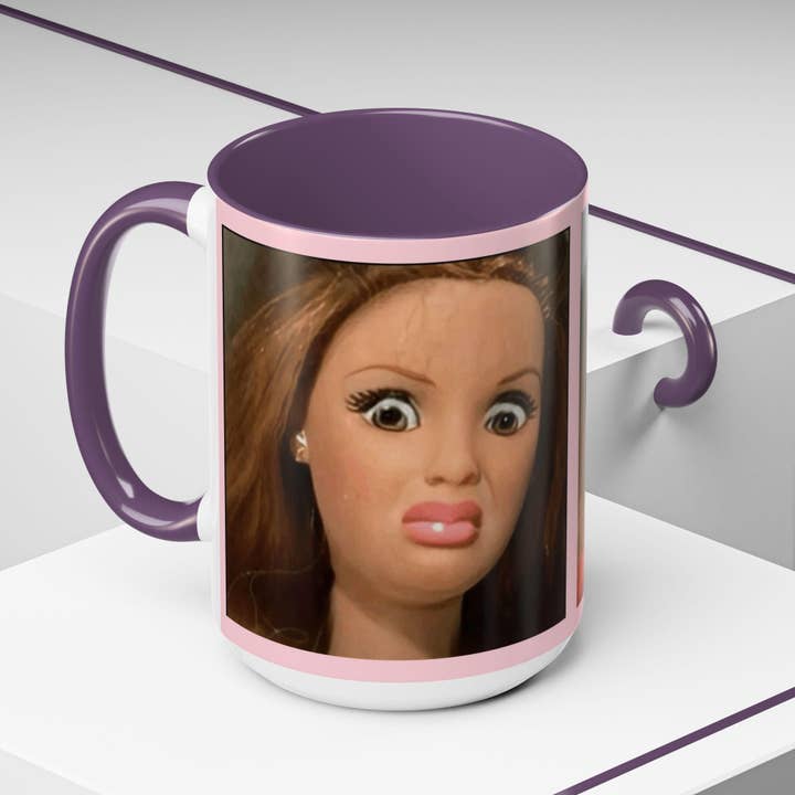 Mugg med äcklad dockas ansikte — sarkastisk Barbie-humor för wholesale av BearCrafts