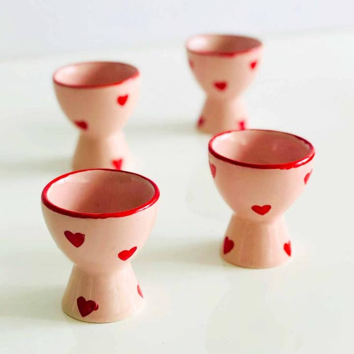 Coquetier en céramique cœurs pour la vente par NOÏ Hamburg