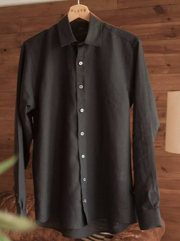 Chemise en lin noire pour la vente par FLUYT