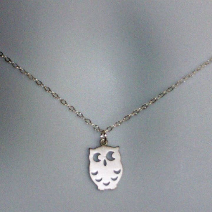 Collier hibou en argent - Collier hibou en argent sterling, collier en argent sterling, cadeaux de demoiselle d'honneur, gris, blanc, argent, fête des mères pour la vente par The Wandering Dandelion