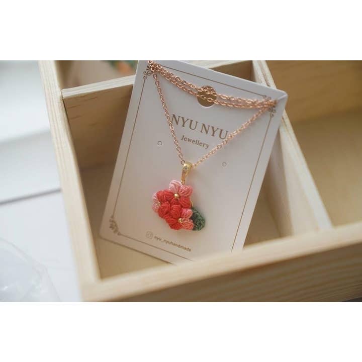 Collar con colgante de perla y flor de ganchillo con flores de nacimiento de 14k para venta al por mayor de NYU NYU jewellery