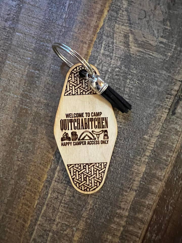 „Quitchabitchen“ Nøglering for engroshandel hos M&H Custom Crafts, Gifts, & Designs