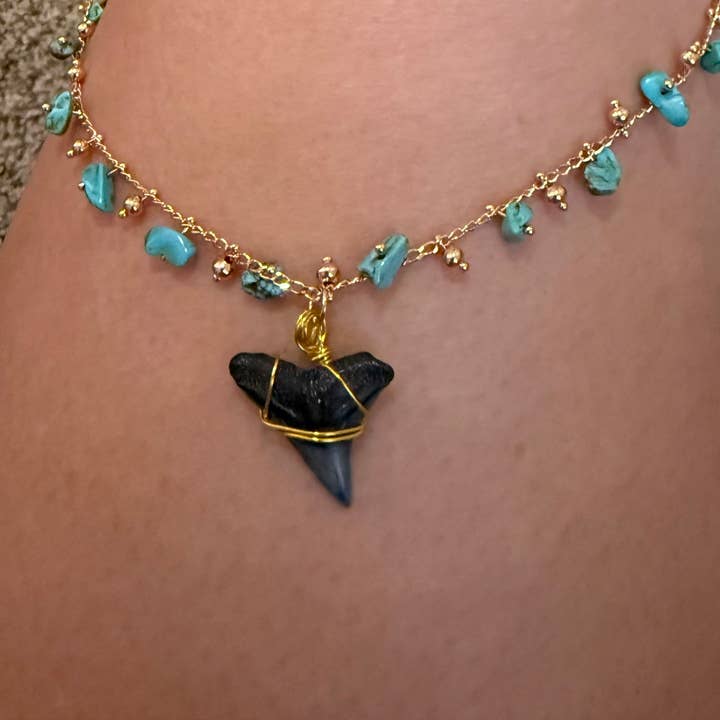 ✨ Turkoois Babe Haaientand Ketting ✨ voor wholesale door Lil Bit Sassy Lush Co