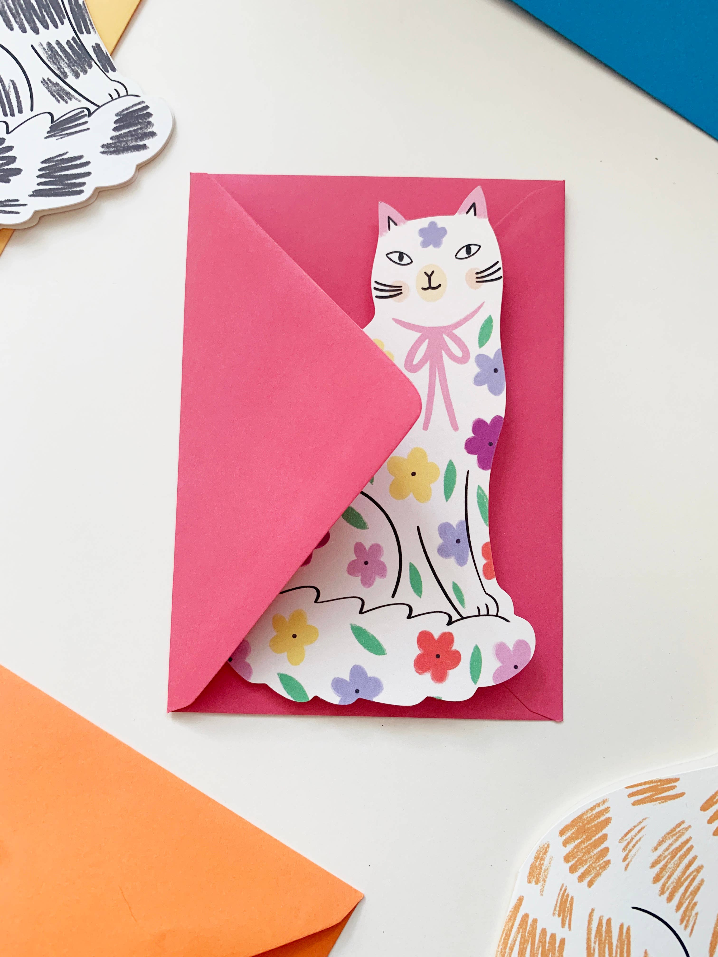 Kitty Kenda Papergoods – Großhandel Geburtstagskarten – Sitting Kitty Katzen-Grußkarte in Blumenform