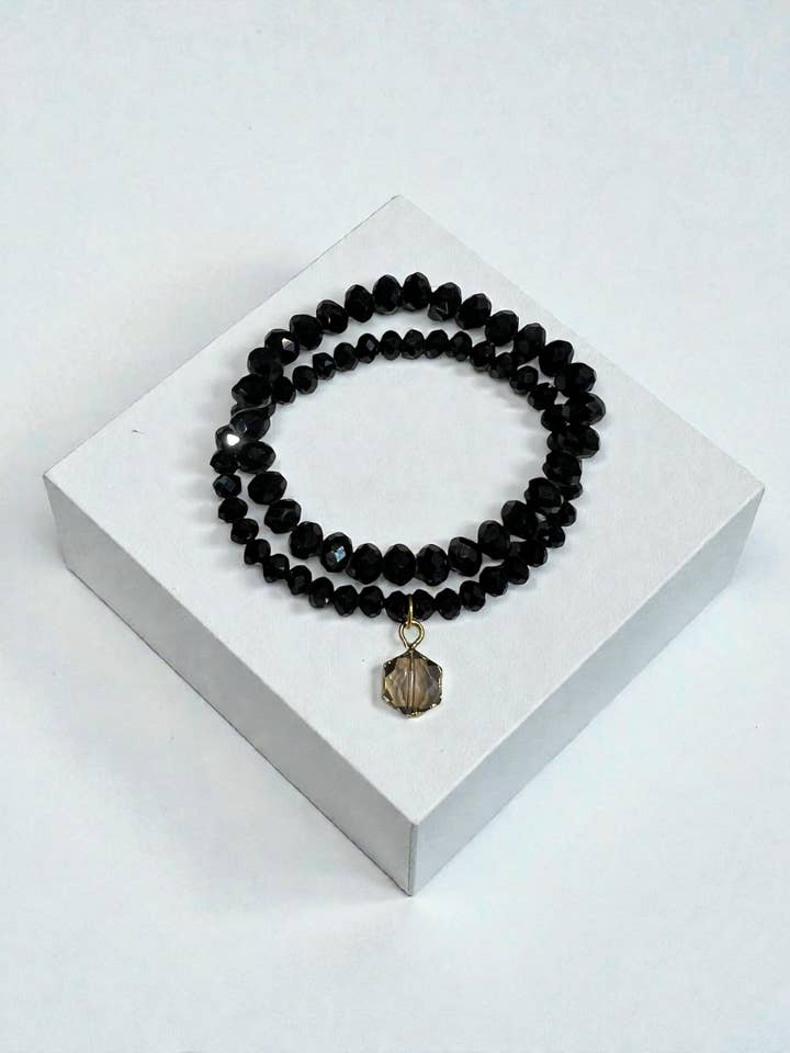 Conjunto de 2 pulseiras com quartzo hexagonal e detalhe dourado, elástico de 7,5 polegadas por atacado de Ava Capri