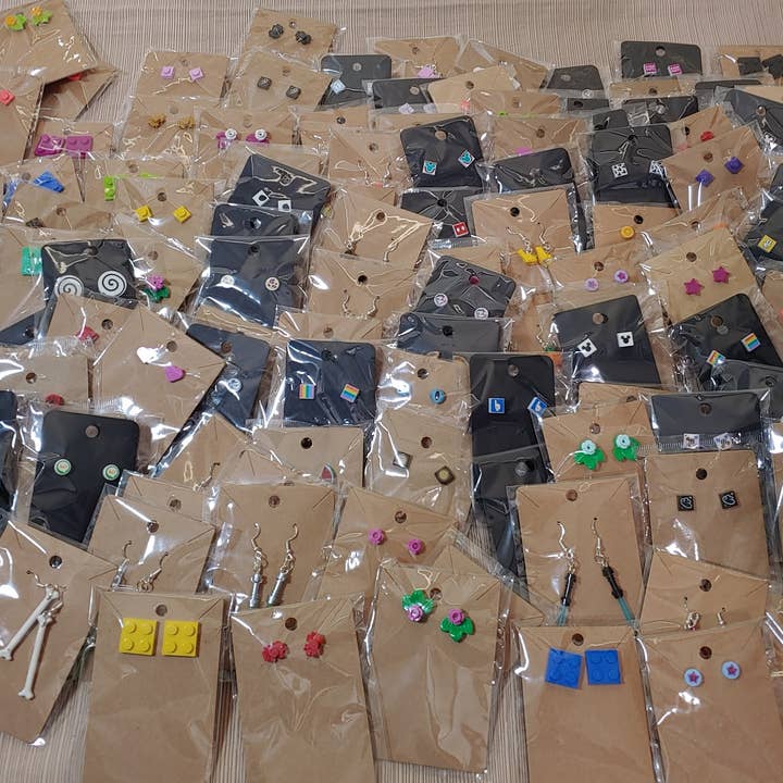 Boucles d'oreilles personnalisées en vrac assorties faites à la main en Lego® clous/pendeuses pour la vente par Vegas Custom Creations