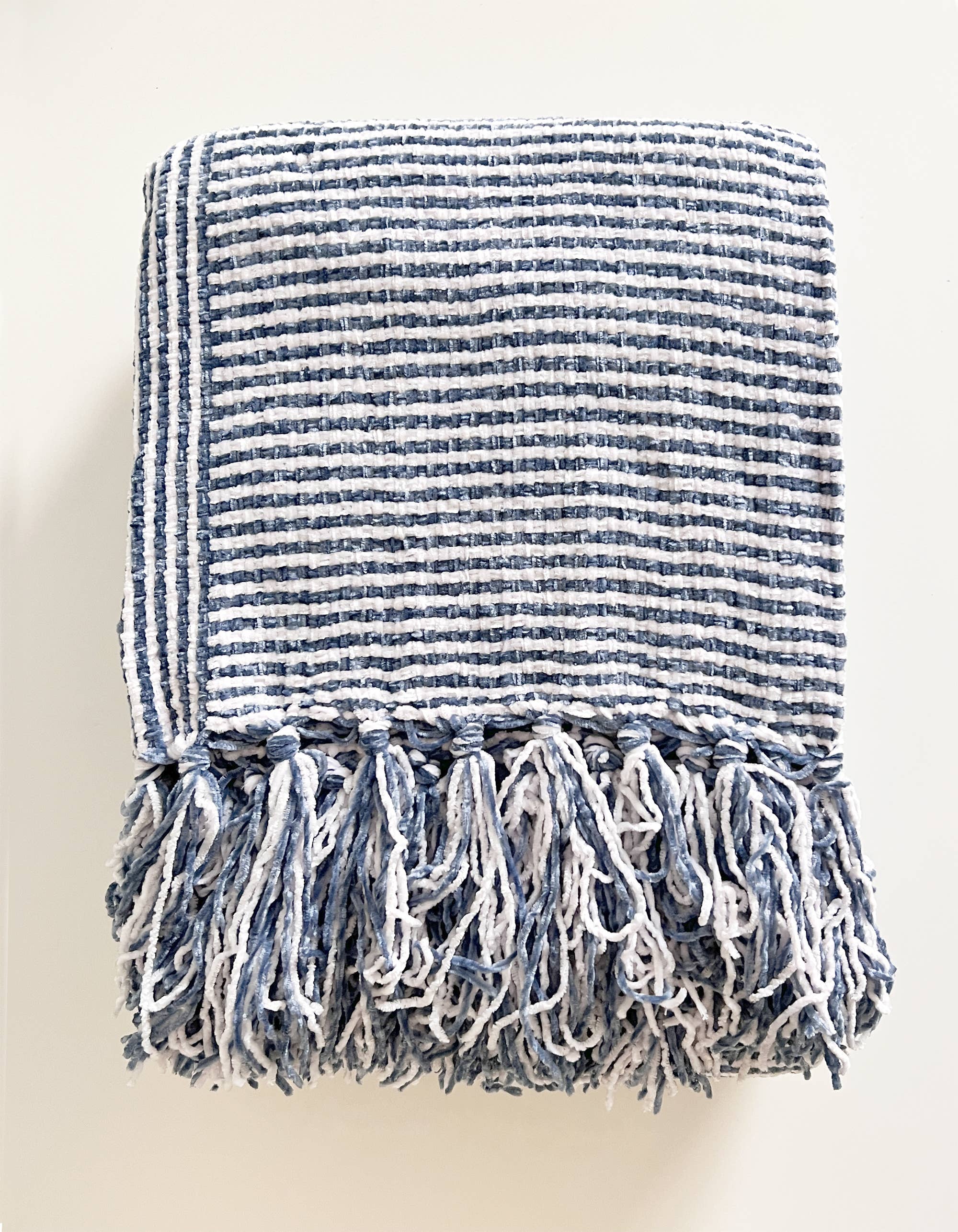 Fennco Styles - Wholesale Decoratiedeken - Marineblauwe chenille geweven gestreepte plaid van 50"x60"