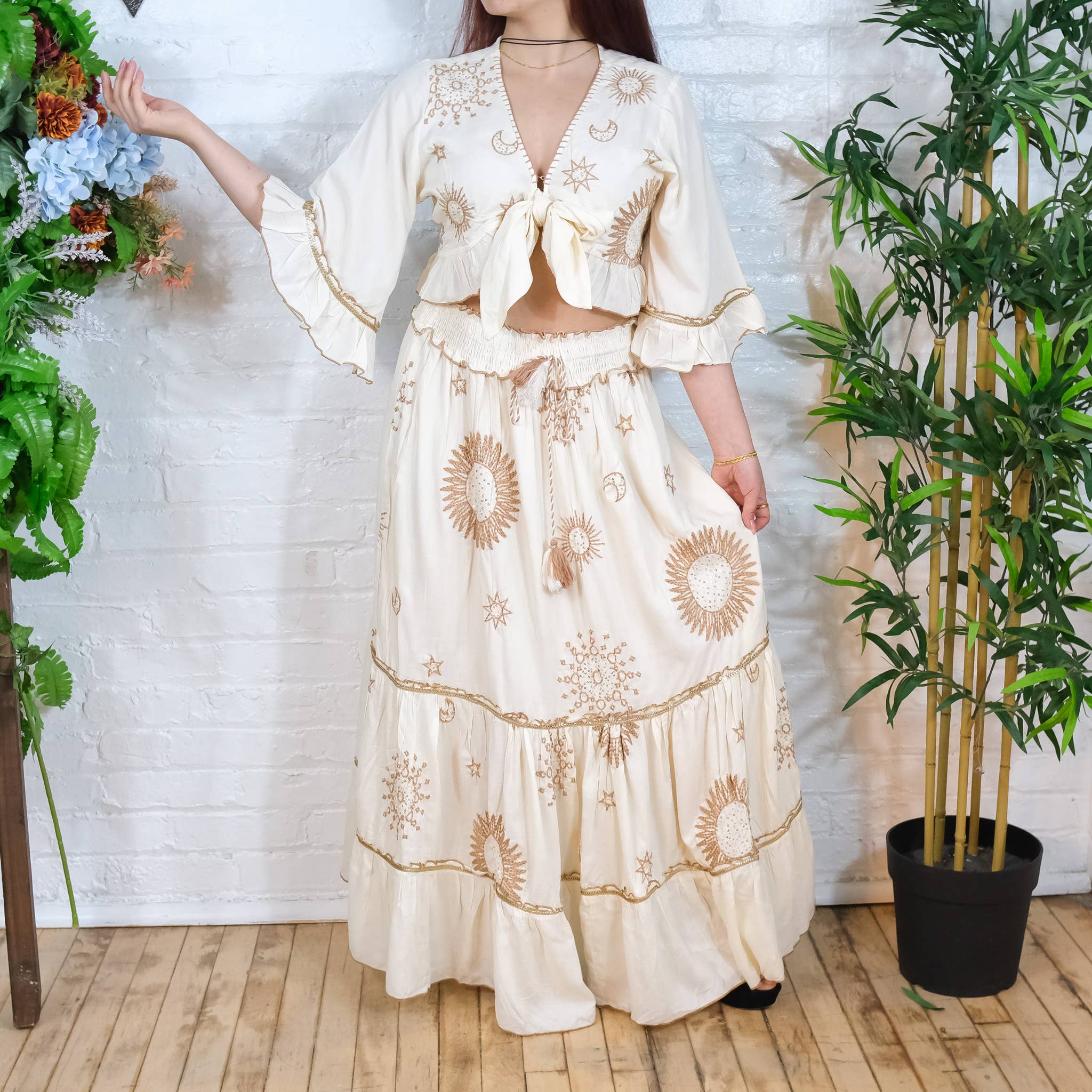 Karma Nepal Crafts – Großhandel Set aus Oberteil und Rock – Damen – Fließender, gestufter Rock mit Handstickerei und Oberteil mit Rüschenärmeln6