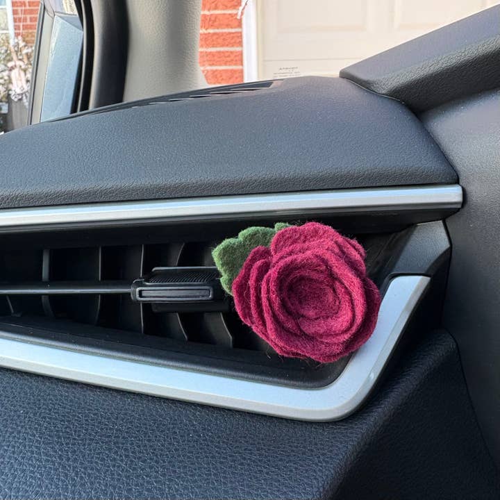 Diffuseur d'huiles essentielles pour voiture en feutre avec rose pour la vente par ForgetBKnot