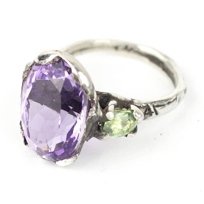 Anello ametista e zirconi verdi per la vendita all'ingrosso da parte di Arlo Haisek