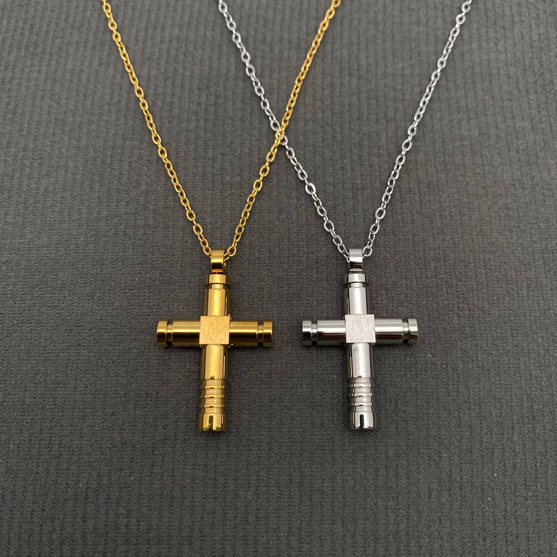 Mio Queena - Vendita all'ingrosso Collana con ciondolo/pendaglio - Collana con pendente a croce in acciaio inossidabile placcato oro 18K - FGS1