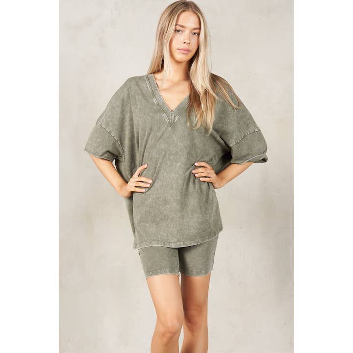 Boxy T-shirt met V-hals en verlaagde schouders en halve mouwen MINERAL WASH voor wholesale door lalamia