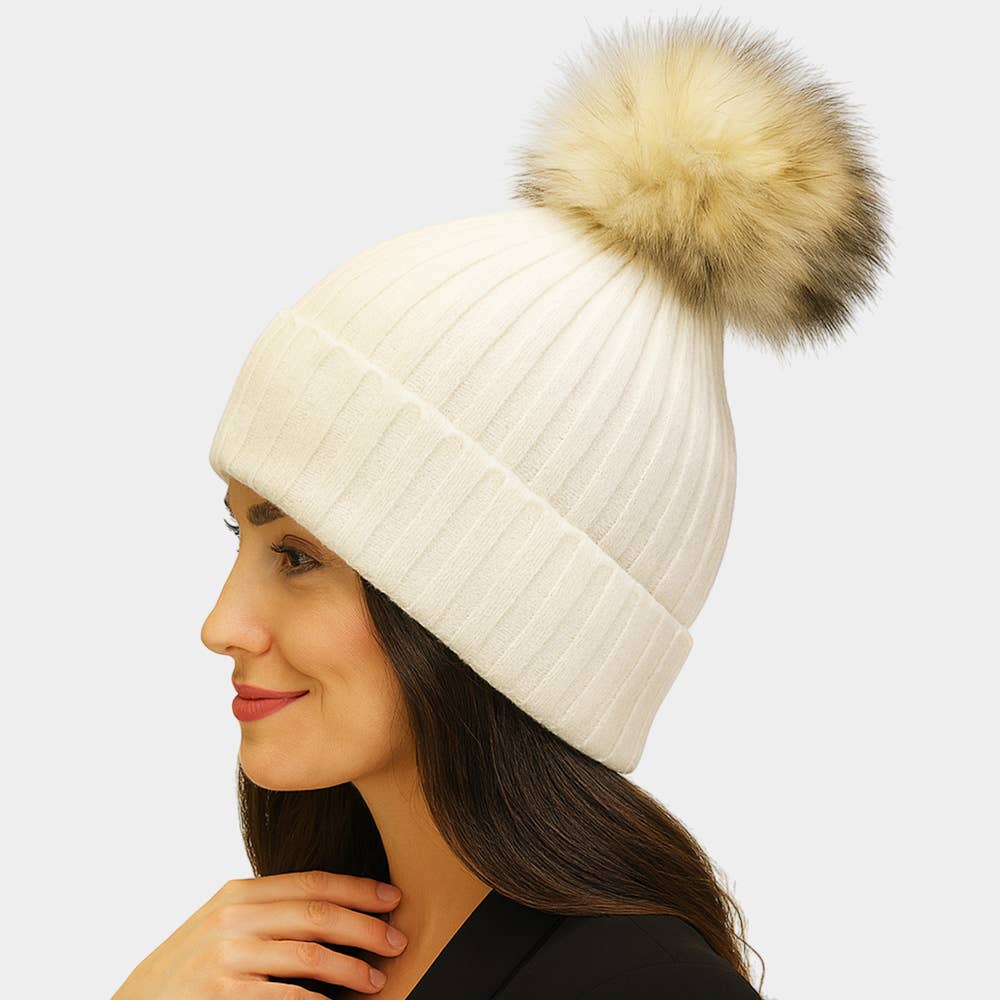Sensibling Corp. – Großhandel Beanie – Damen – Gestrickte Mütze mit Fuchspelz-Bommel für den Winter2