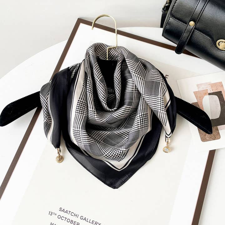 ACCITY - Wholesale Scarf - Women's - Magnetic Print Triangle Scarf for  Spring Style_CWASC0291717