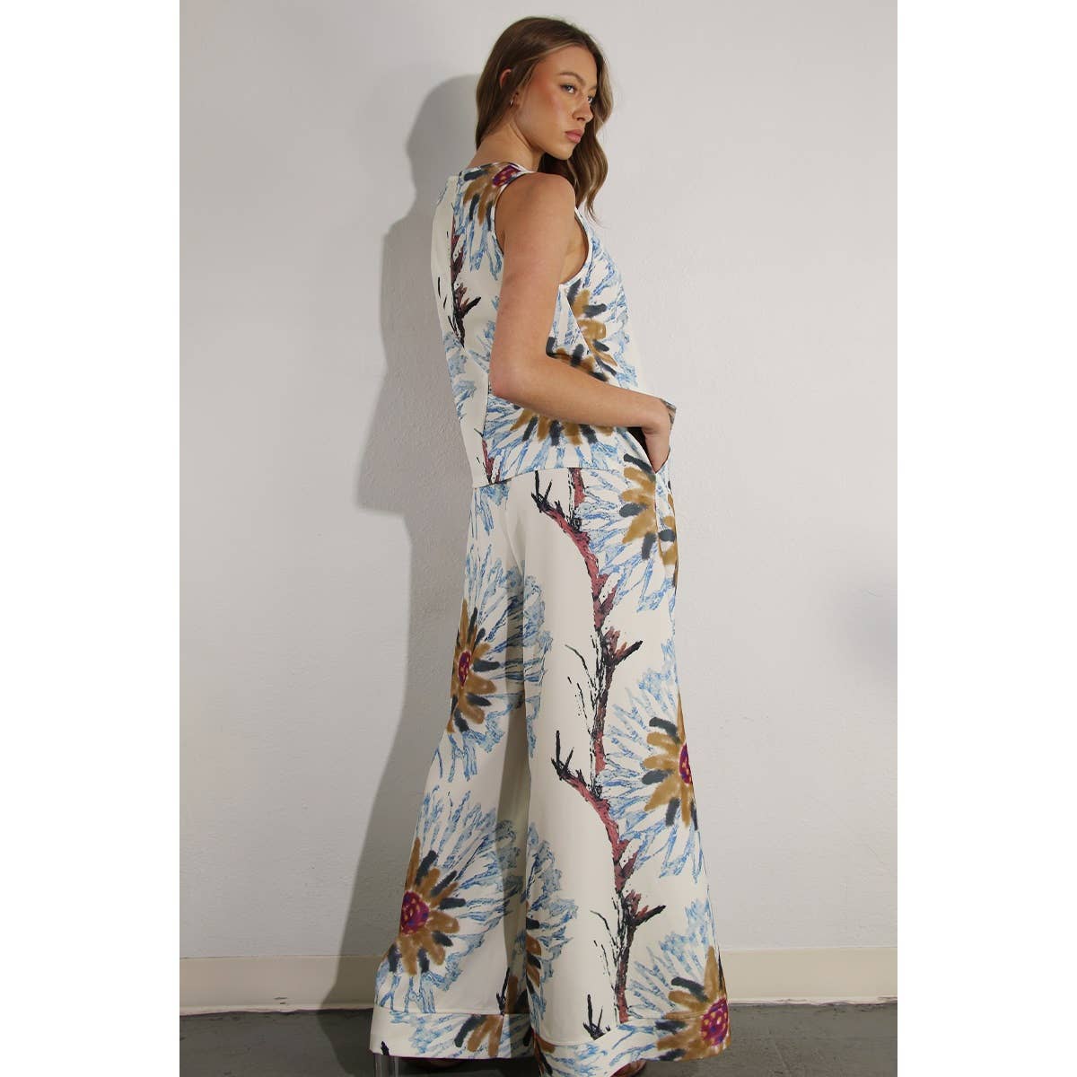 MULTI MOUWLOZE TOP- EN BROEKSET MET ZONNEBLOEMPRINT voor groothandel op Faire12