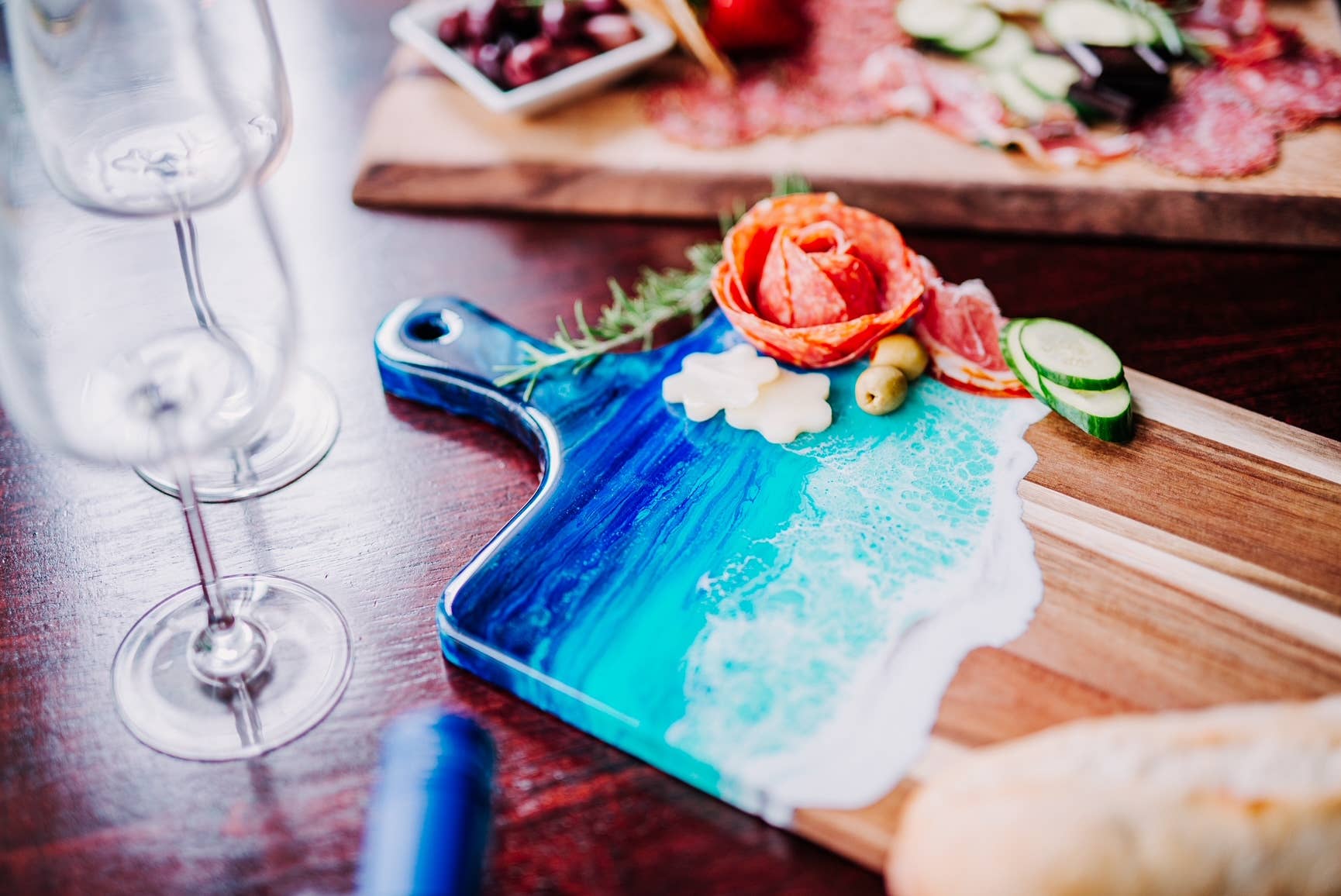 WLB Designs - Venta al por mayor Tablas de cortar - Tabla de charcutería y corte de resina oceánica y madera de acacia1