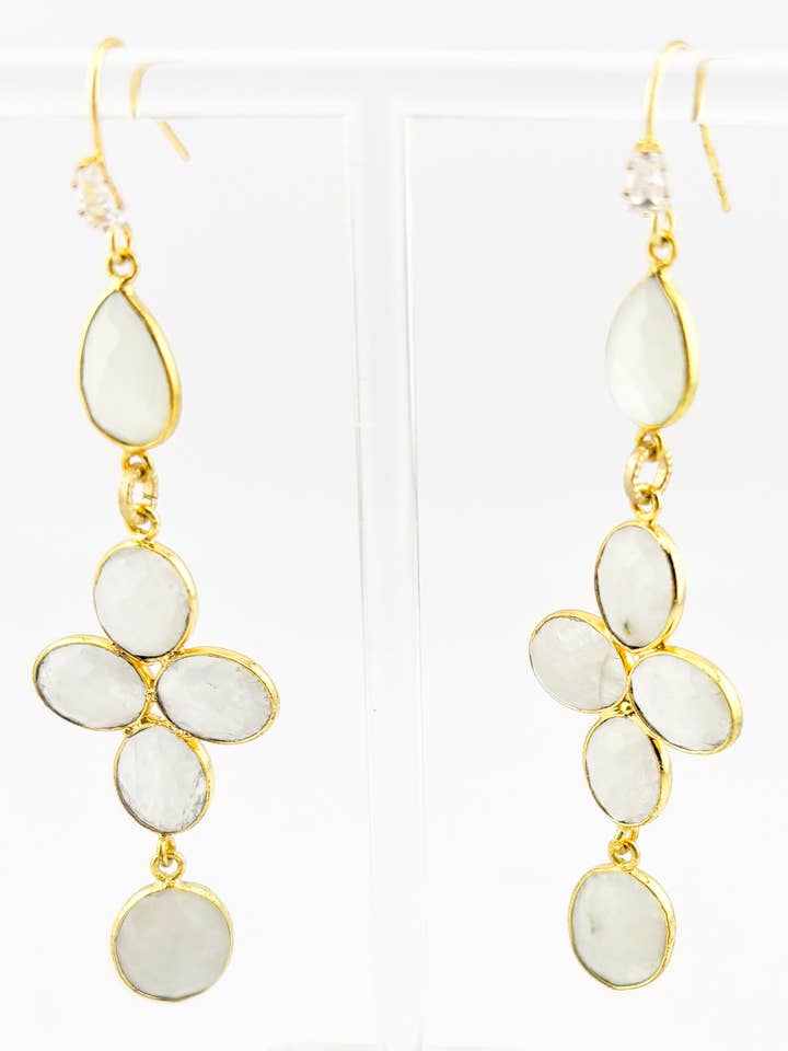 BELLE ÂME - FLEUR DE PIERRE DE LUNE MONTÉE EN OR 18K - BOUCLES D'OREILLES pour la vente par Beautiful Soul Jewelry
