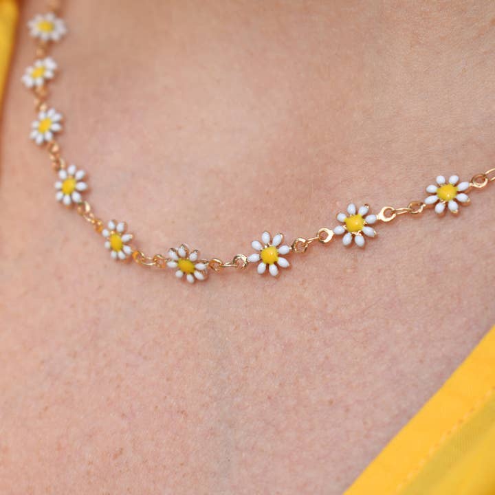 Collier Chaîne Fleur Plaqué Or Émaillé Marguerite pour la vente par Edgy Petal Jewelry