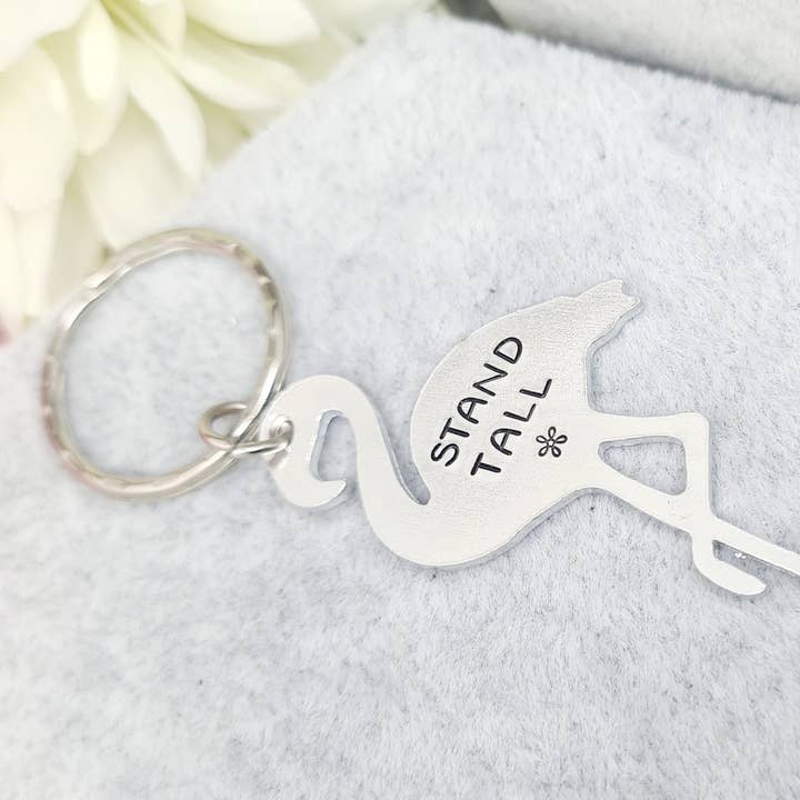 Porte-clés flamant rose - Stand Tall pour la vente par The Trinket Box